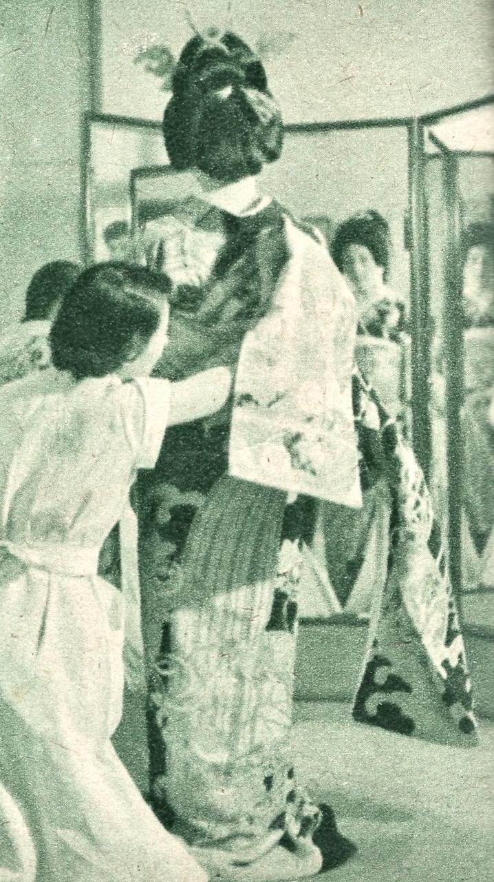 1950年代美容院帮人穿和服，旧照，不是本店现场