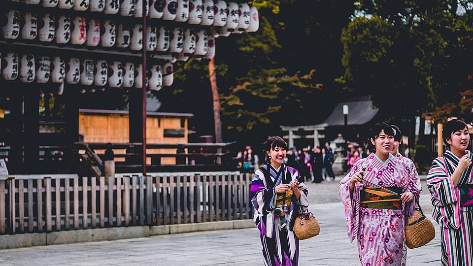 京都灯笼前散步的女士和服，真人参考，不是本店成片